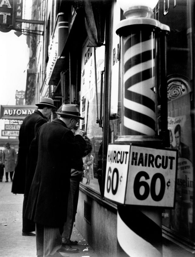 Bên ngoài một tiệm cắt tóc "60 cent" ở thành phố New York năm 1943.