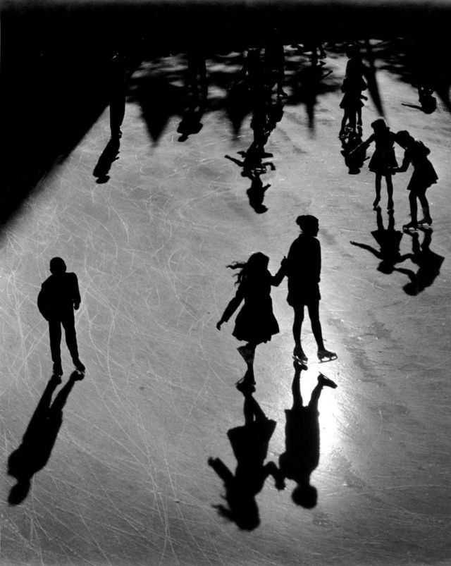Trên sân trượt băng ở khu Rockefeller Center, 1950.