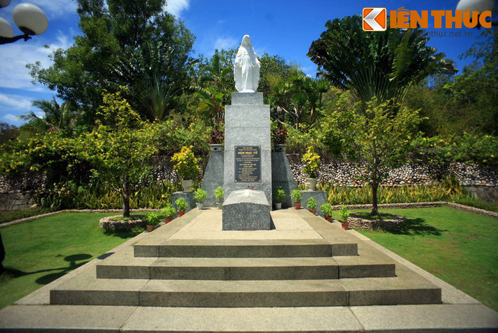 Mộ rộng chừng dăm thước vuông, ốp đá hoa cương, xung quanh là vườn hoa và những tàn cây xanh mát. Phía trên đầu mộ là tượng Đức Mẹ Maria hiền từ nhìn xuống.