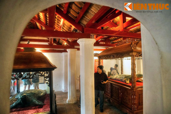 Hai bên khu đền chính có hai gian chái, trong đó gian bên phải là nơi trưng bày hai tiêu bản rùa Hồ Gươm, sinh vật đặc biệt quý hiếm gắn liền với những giai thoại huyền bí về chuyện vua Lê Lợi trả gươm cho Rùa Thần.