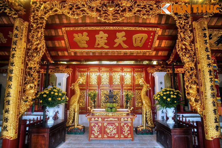 Bái đường là nơi hành lễ đầu tiên. Chính giữa bái đường đặt một hương án lớn, hai bên hương án có đôi chim anh vũ tức chim vẹt, xuất xứ từ giai thoại con vẹt đã giúp nghĩa quân Lam sơn tìm thấy quả chín dùng làm thực phẩm khi bị bao vây trong rừng.