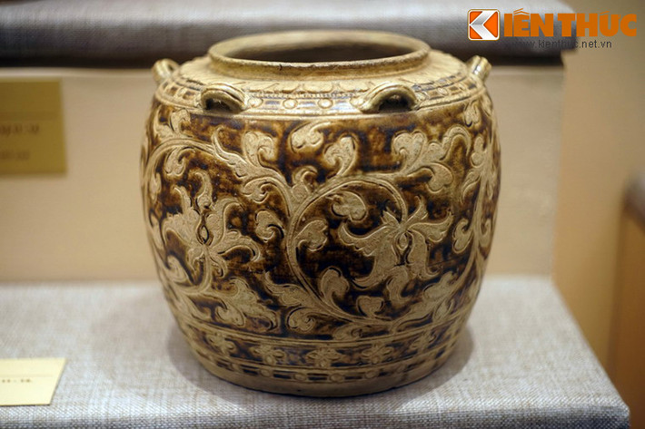 Một chiếc hũ gốm hoa nâu thời Lý - Trần, niên đại thế kỷ 11-14. Gốm hoa nâu là loại đồ gốm được chế tạo công phu, cốt gốm dày đặn, bề mặt được bao phủ bằng hai loại men chủ yếu là men nâu và men ngà với nhiều cách thức kết hợp khác nhau.