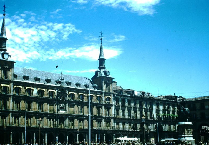 Tòa nhà bên Quảng trường Trung tâm của Madrid.