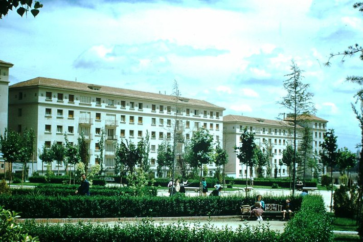 Khu chung cư của nhân viên nhà nước ở thủ đô Madrid, Tây Ban Nha năm 1954.