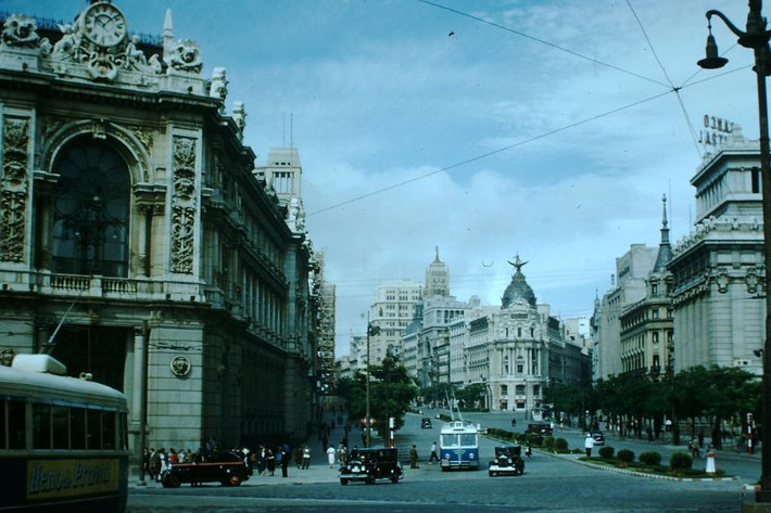 Từ Quảng trường Plaza de Cibeles nhìn về đại lộ Calle Alcala.