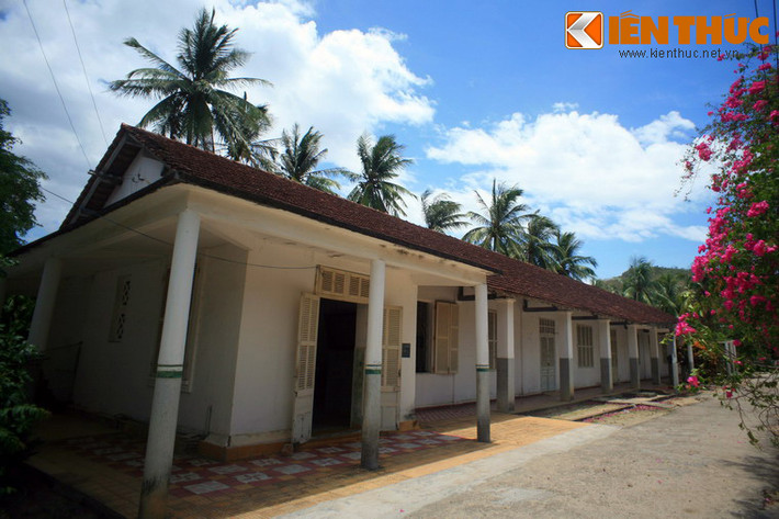 Nằm bên bãi biển Quy Hòa ở TP Quy Nhơn, Trại phong Quy Hòa thành lập năm 1929, nay là Bệnh viện Phong – Da liễu T.Ư Quy Hòa. Trong cơ sở y tế này có một căn phòng rất đặc biệt. Đó là nơi nhà thơ Hàn Mặc Tử (1912-1940) đã điều trị bệnh phong và qua đời năm 1940.