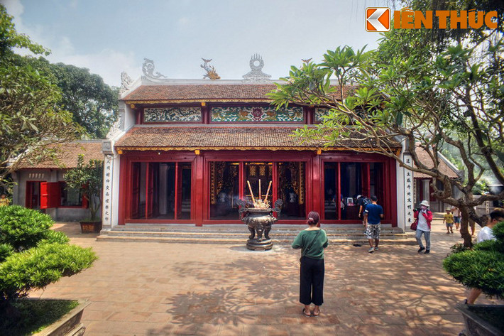 Khu đền chính của đền Ngọc Sơn có ba nếp nhà chính, gồm bái đường, trung đường và hậu cung. Hậu cung là nơi thờ anh hùng dân tộc Trần Hưng Đạo. Một gian chái bên chính điện hai tiêu bản rùa Hồ Gươm, sinh vật gắn với truyền thuyết vua Lê Lợi trả gươm cho Rùa Thần.