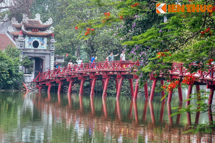 Về tổng quan, ngôi đền là một quần thể kiến trúc gồm nhiều lớp kéo dài từ bờ hồ Hoàn Kiếm ra đảo Ngọc. Công trình đặc sắc nhất của đền Ngọc Sơn là cầu Thê Húc, lối đi độc đạo dẫn vào đền. Tên cầu nghĩa là giữ lại ánh sáng đẹp của mặt trời.