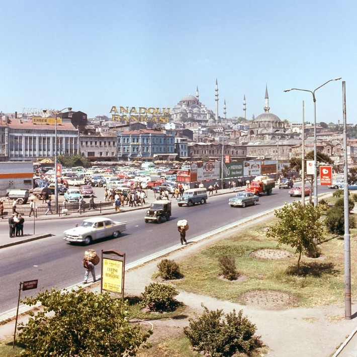 Trung tâm khu Eminönü với nhà thờ Hồi giáo Süleymaniye ở phía xa.