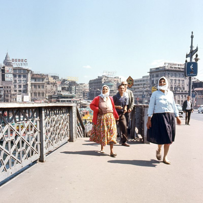 Trên cầu Galata ở cửa sông Sừng Vàng.