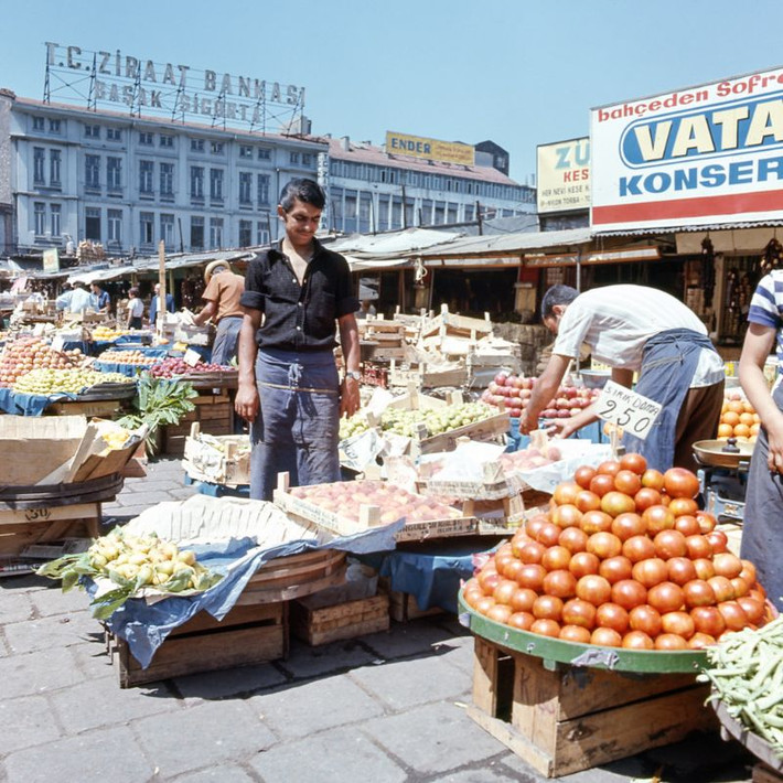 Các quầy hàng ở khu chợ nổi tiếng Eminönü.