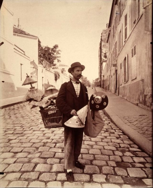 Người bán chao đèn trên phố Lepic, 1900.