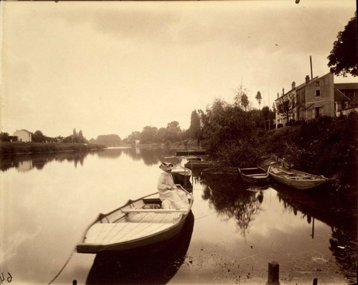 Tại một bến thuyền trên sông Seine ở Paris năm1903.
