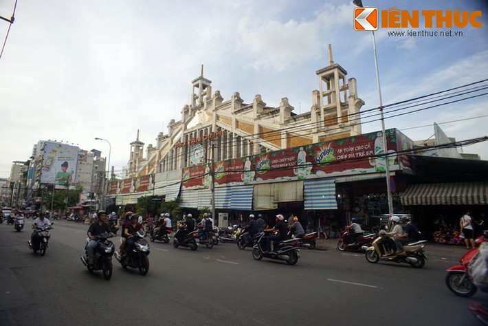 Nằm trên đường Hai Bà Trưng, quận 1, TP HCM, chợ Tân Định là một trong những ngôi chợ lâu đời nhất của Sài Gòn.