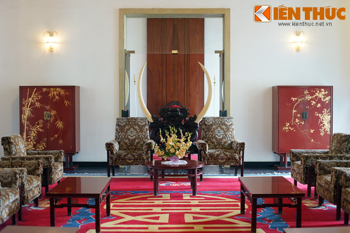 Trong phòng tiếp khách của Tổng thống Nguyễn Văn Thiệu ở Dinh Độc Lập có đặt một cặp ngà voi rất lớn và đẹp, được coi là bảo vật. Tuy nhiên, ít ai biết đến câu chuyện hết sức đẫm máu phía sau cặp ngà voi này.
