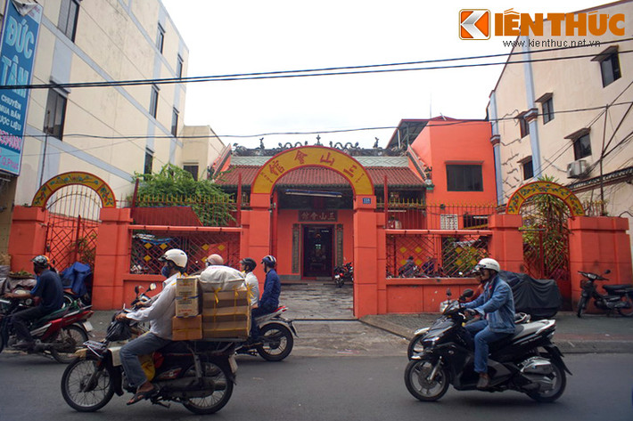 Tọa lạc tại số 118 Triệu Quang Phục, quận 5,TP HCM, hội quán Tam Sơn là một trong những hội quán lâu đời của người Hoa ở vùng Chợ Lớn xưa.
