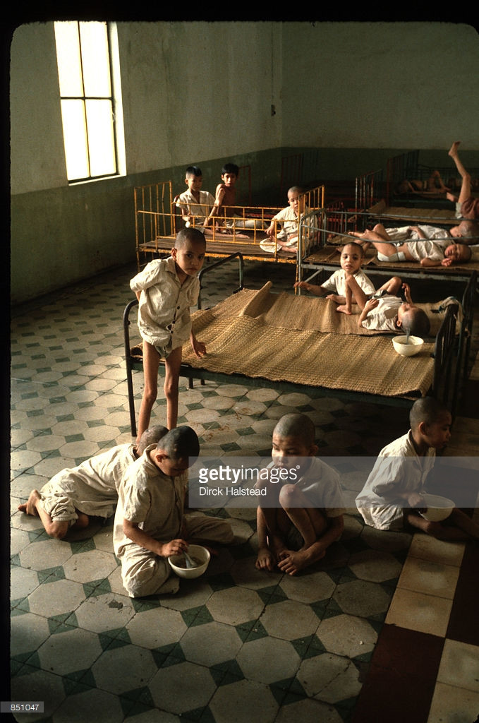 Trẻ mồ côi trong một trại trẻ ở TP HCM, Việt Nam năm 1980. Loạt ảnh của phóng viên ảnh người Mỹ Dirck Halstead.