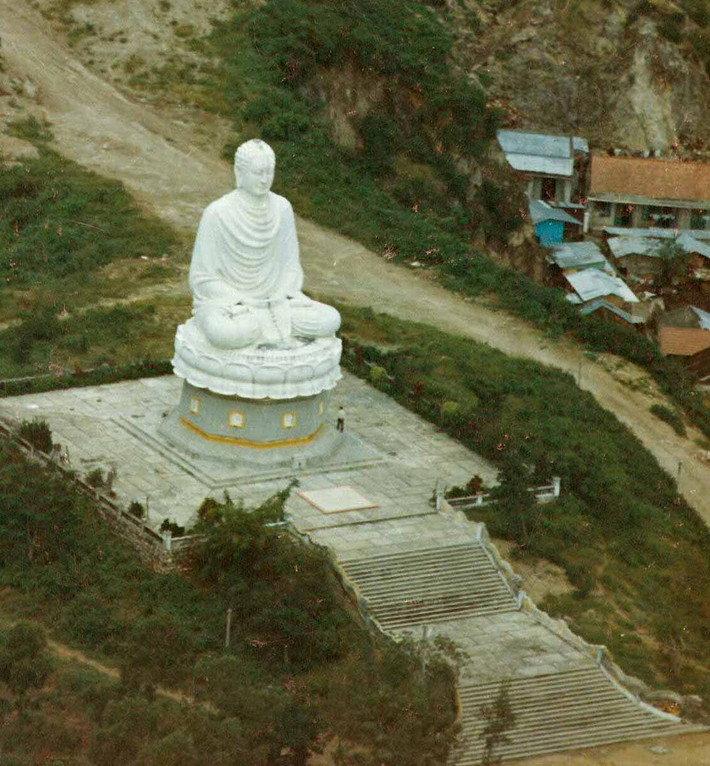 Tượng Phật Trắng ở Nha Trang, Khánh Hòa, miền Nam Việt Nam năm 1971. Loạt ảnh do B. Copley, cựu binh Đại đội Trực thăng tấn công số 61 của Mỹ thực hiện.
