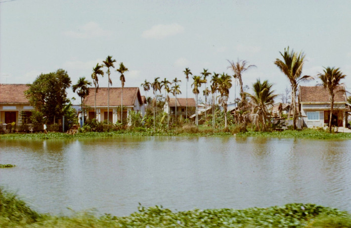 Những ngôi nhà ven sông Sài Gòn.