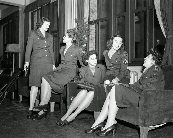 Những người phụ nữ trong lực lượng WACs (Women's Army Corps - Quân đoàn Nữ) của Mỹ tại sảnh chờ của một nhà khách tại Tokyo, 17/3/1947.