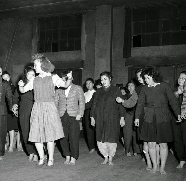 Vũ công Barbara McBride dạy các học viên người Nhật nhảy điệu Korobotchka của Nga ở Tokyo, ngày 29/12/1946.