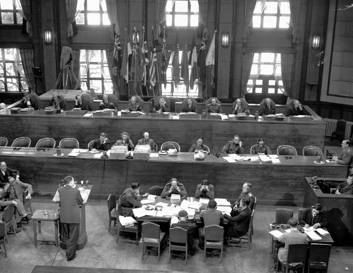 Buổi họp của Toà án Quân sự Quốc tế vùng Viễn Đông tại Tokyo trong tháng 4/1947. Cuộc họp này do các nước Đồng minh tiến hành từ tháng 5/1946 nhằm xét xử 28 nhà lãnh đạo dân sự và quân sự của Nhật Bản về các tội ác chiến tranh. Bảy người đã bị treo cổ, những người khác bị tù.
