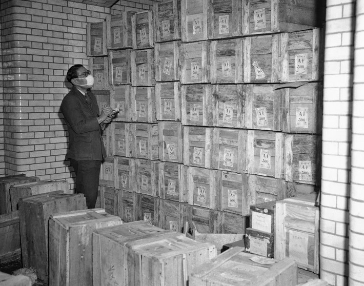 Khung cảnh bên trong kho tiền của ngân hàng Nhật Bản tại Tokyo ngày 18/12/1947. Những thùng đựng tiền yên mới được lưu trữ tại đây cho đến khi được chính phủ cho lưu hành.