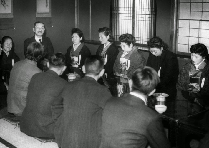 Buổi mai mối tập thể diễn ra tại một căn phòng của Bảo tàng Nghệ thuật Ueno, Tokyo ngày 28/1/1947.