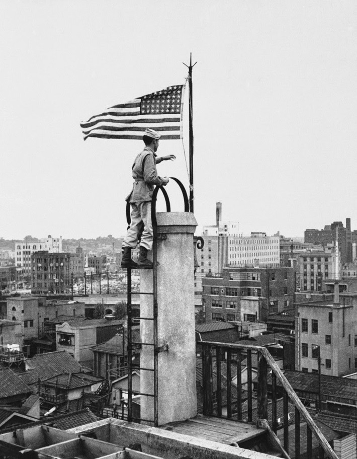 Lá cờ Mỹ được kéo lên trên tòa nhà của hãng tin Nippon News tại trung tâm Tokyo vào ngày 5/9/1945. Đây là lần đầu tiên cờ mỹ tung bay ở Tokyo sau Thế chiến II.