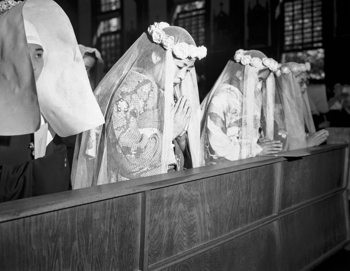 Những người phụ nữ thực hiện nghi lễ Thần đạo tại một đền thờ ở Tokyo, ngày 8/10/1946. Hình ảnh nằm trong loạt ảnh Tokyo sau Thế chiến II của nhiếp ảnh gia Charles P. Gorry.