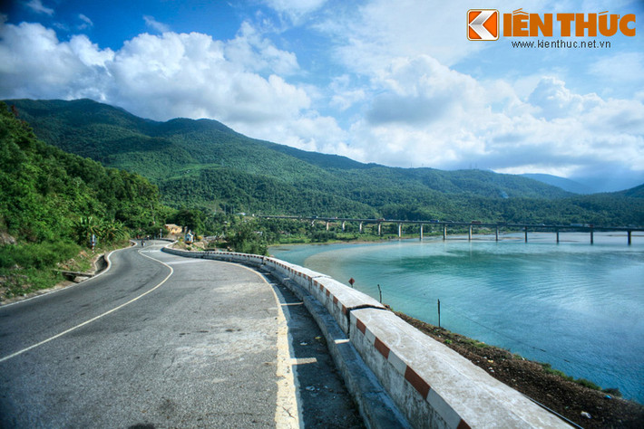 Nằm dưới chân đèo Hải Vân, thuộc địa phận huyện Phú Lộc tỉnh Thừa Thiên Huế, vịnh Lăng Cô được đánh giá là một trong những vịnh biển đẹp nhất của Việt Nam.
