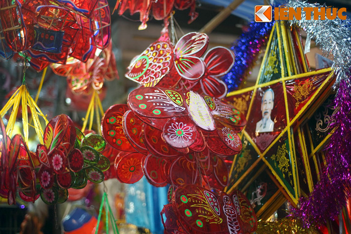 Dù đời sống đã có rất nhiều đổi thay, sắc màu của những chiếc đèn Trung thu truyền thống vẫn là điều không thể thiếu ở Hà Nội mỗi dịp Tết Trung thu. Ảnh chụp tại phố Hàng Mã, Hà Nội trong dịp Tết Trung thu 2016.