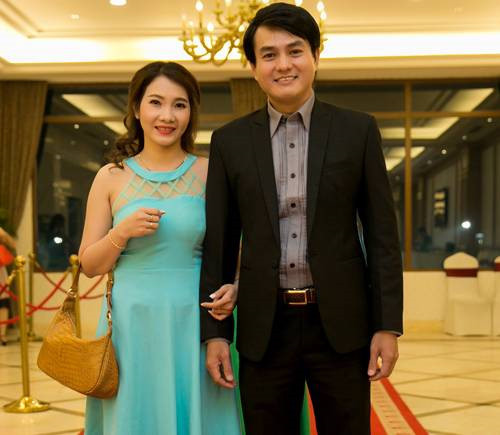 Ngoài đời, Cao Minh Đạt là một trong những nam diễn viên kín tiếng của showbiz. Anh ít tiếp xúc với báo chí, càng ngại chia sẻ về đời sống riêng tư. Nam diễn viên không dùng mạng xã hội. Anh mới kết hôn năm 41 tuổi và có cuộc sống yên bình bên bà xã làm kinh doanh mỹ phẩm.