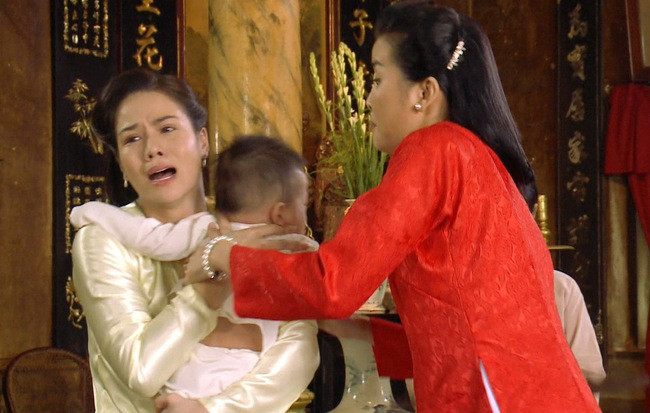 Trong phim, Bình rơi vào hoàn cảnh bi đát khi bị bà Hội bắt con, buộc phải bỏ đi khi đang mang thai lần hai với cậu Ba. Nhiều khán giả cho rằng nỗi đau mà nhân vật Bình phải trải qua khá giống với Nhật Kim Anh ngoài đời. Sau khi ly hôn chồng, nữ diễn viên cũng không giành được quyền nuôi con. Nhiều lần cô thể hiện sự nhớ thương, đau đớn và bất lực khi ít được gặp con trai.