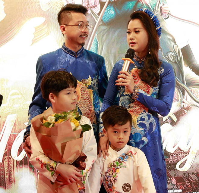Trong dàn diễn viên của Tiếng sét trong mưa, Hứa Minh Đạt có lẽ có cuộc sống êm đềm, hạnh phúc nhất. Anh kết hôn với Lâm Vỹ Dạ và có hai con trai. Cặp nghệ sĩ gắn bó khi cả hai mới ra trường, chưa có chỗ đứng trong nghề. Hiện, Lâm Vỹ Dạ trở thành một trong những diễn viên hài đắt show, Hứa Minh Đạt cũng nhận được nhiều lời mời đóng phim truyền hình và điện ảnh.