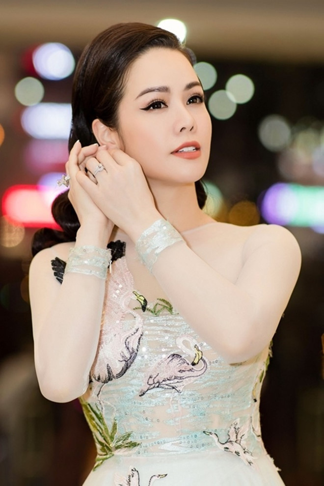 Hậu ly hôn, Nhật Kim Anh chứng tỏ bản lĩnh khi tích cực trở lại với nghệ thuật. Công việc kinh doanh của cô cũng phát triển. Nữ diễn viên tậu biệt thự sang trọng ở Bình Chánh, TP.HCM. Vừa qua, cô bị trộm đột nhập, lấy tài sản trị giá hơn 5 tỷ đồng. Cô cho biết hơn 2 tháng trôi qua, phía công an vẫn chưa tìm ra manh mối.