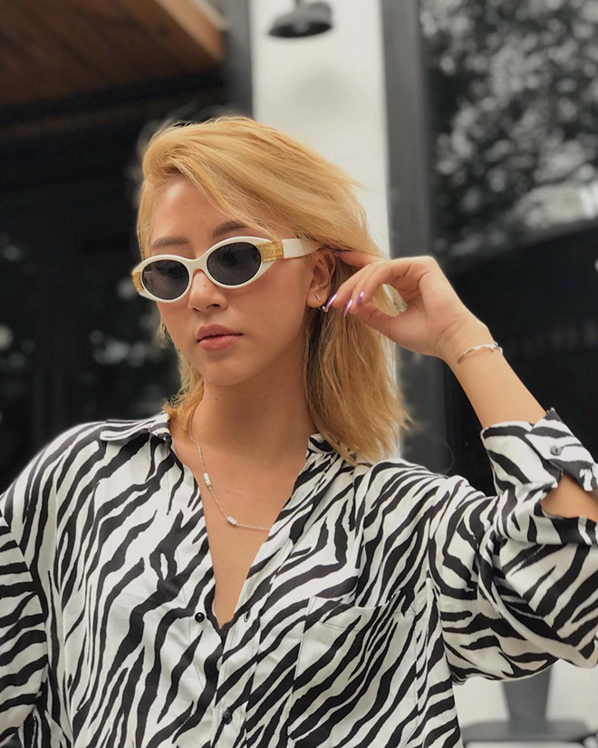 Quỳnh Anh Shyn theo hướng gợi cảm hoàn toàn khác, khi thể hiện vẻ cá tính thông qua từng set đồ. Vóc dáng của cô cũng thon gọn, khi mặc đồ ôm sát không khiến người nhìn "ngộp thở" như Linh Ka.