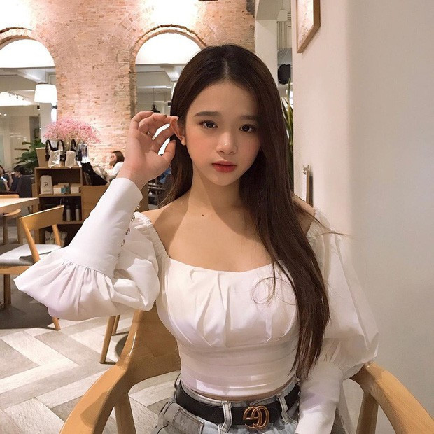 Cách "chơi" hàng hiệu của 10X cũng bị chê khi không biết sử dụng, chỉ để "sống ảo" trên mạng xã hội. Đơn cử như việc Linh Ka đeo ngược thắt lưng Gucci nhưng lại cố gắng giải thích do chụp ảnh ngược hướng.