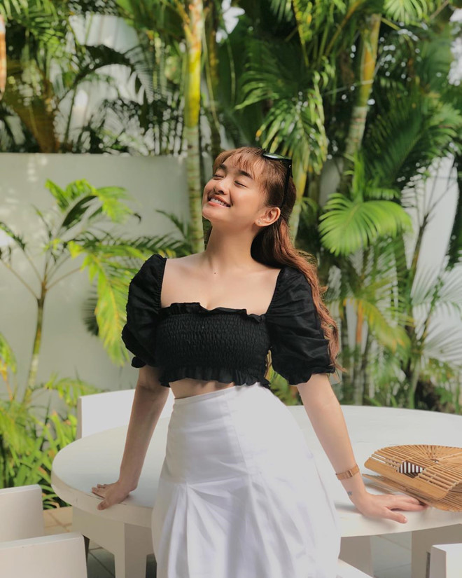 Kiểu áo crop top khoe eo luôn là món đồ ưa chuộng của Kaity Nguyễn trong ngày hè. Bí quyết để thể hiện sự tinh tế đến từ việc nữ diễn viên diện váy lưng cao tông màu tương phản. Vẫn chuộng đồ hở, song cách diện của Kaity "ăn đứt" Linh Ka vì sự phù hợp độ tuổi.