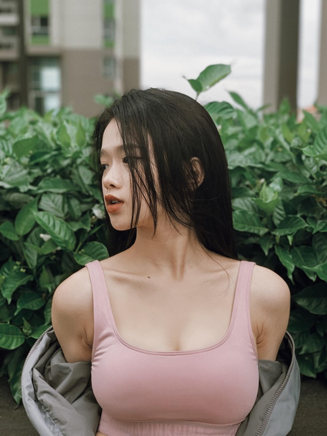 Cũng chuộng phong cách gợi cảm như các bạn gái tin đồn khác của Will, nhưng Linh Ka lại bị "ném đá" vì để lộ khuôn ngực quá khổ khi diện kiểu áo bó sát, gây phản cảm người nhìn. Thậm chí, nhiều dân mạng cho rằng để sở hữu vòng một như hiện tại, 10X đã phải đụng chạm dao kéo.