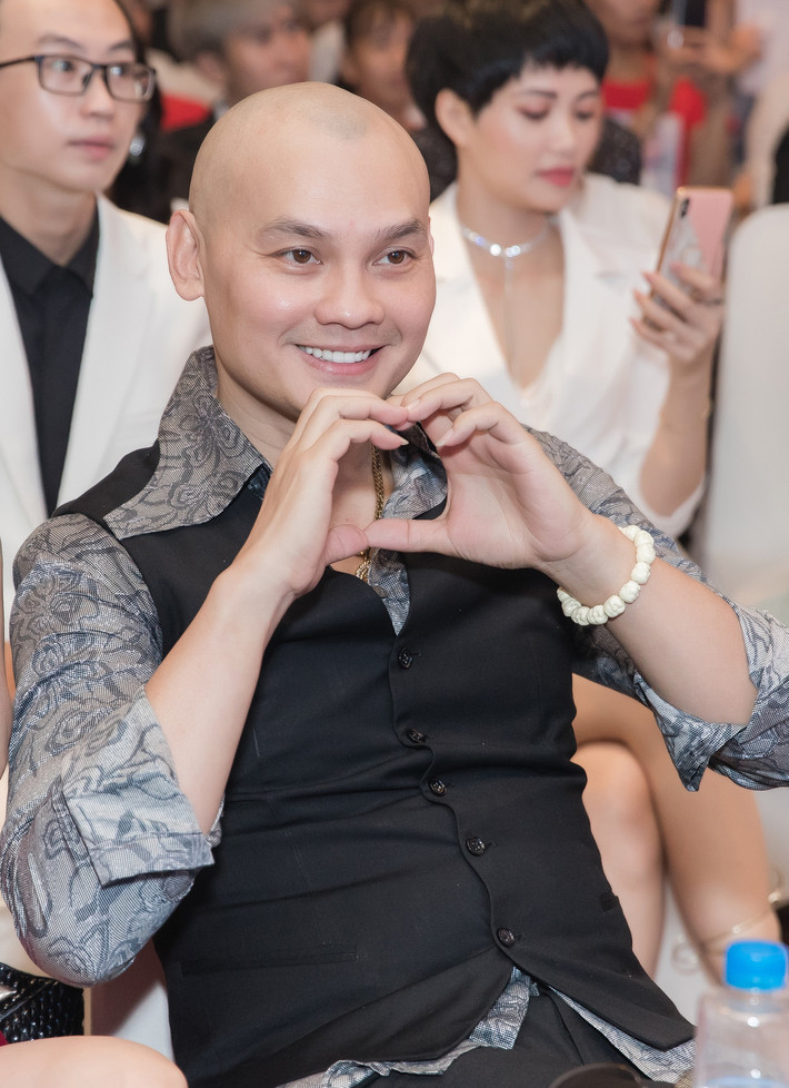 "Là người trong gia đình, tôi luôn khuyên cháu làm gì làm phải luôn hiếu thảo với bố mẹ. Biết ơn những người đi trước, tôn sư trọng đạo. Saka đi hát chỉ hơn 1 năm là có hit nổi tiếng, còn tôi đi diễn mười mấy năm mới được khán giả biết đến nhiều. Tôi rất tự hào về cháu gái của mình. Tôi cũng nhắc cháu phải luôn trau dồi bản thân mỗi ngày để không phụ lòng khán giả yêu thương mình", NSƯT Kim Tiểu Long chia sẻ.