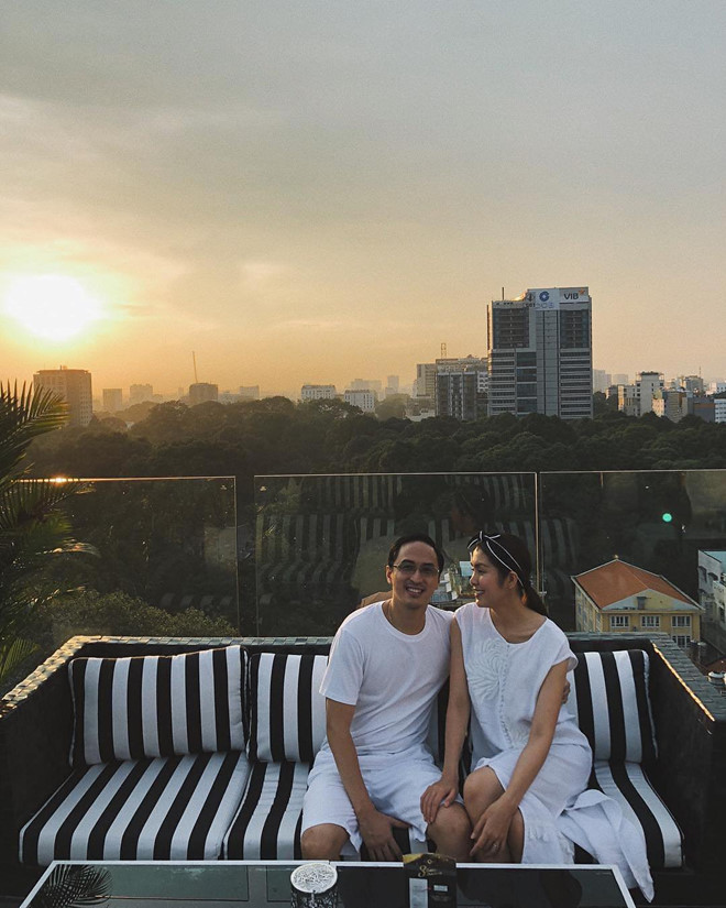 Tròn 10 năm yêu và 7 năm chung sống, Tăng Thanh Hà và Louis Nguyễn vẫn thường xuyên du lịch để hâm nóng tình cảm đôi lứa. Nhiều người cho rằng Hà Tăng hạnh phúc vì được làm dâu gia đình giàu có, từ sau khi kết hôn đã ngừng hoạt động nghệ thuật để chăm lo cuộc sống gia đình. Thực tế, nữ diễn viên đã chuyển hướng sang kinh doanh. Năm 2012, cô chia sẻ bản thân đã đặt ra lời hứa không phụ thuộc vào chồng và gia đình anh ngay từ thời điểm mới yêu. "Chúng tôi mỗi người có một công việc và hướng đi riêng, và chúng tôi yêu nhau vì sự độc lập đó", người đẹp 33 tuổi nói.