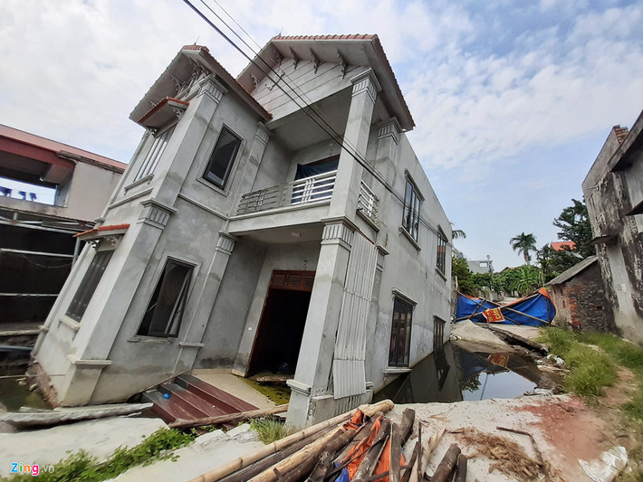 Chiều tối 2/7, ngôi nhà 2 tầng của anh Vũ Văn Hào (ở thôn Hòa Lạc, xã An Tiến, huyện Mỹ Đức, Hà Nội) bất ngờ bị sụt lún.