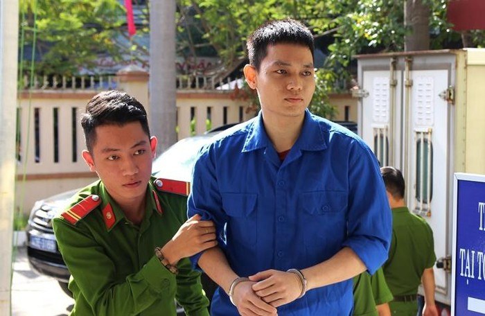 Trong phần xét hỏi sáng nay (19/7), vụ án cựu thiếu úy công an tạt axit vợ sắp cưới, bị cáo Nguyễn Trương Nam Hải (SN 1995, từng là thiếu úy công tác tại Phòng Cảnh sát PCCC Công an TP Đà Nẵng) khai do phát hiện tin nhắn qua lại giữa vợ sắp cưới và một đồng nghiệp nam nên đã nảy sinh bực tức. Chính vì thế, bị cáo đã không kiềm chế cảm xúc gây nên hành động trên. (Ảnh Vietnamnet)