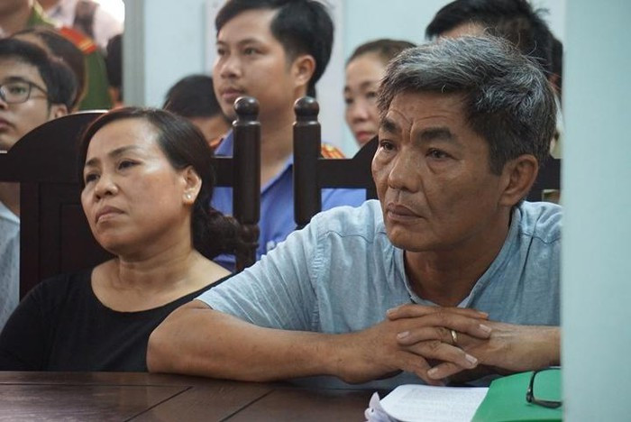 Cũng theo bị cáo, khi phát hiện tin nhắn tình cảm của vợ sắp cưới, Hải đã 2 lần đánh V. Thời điểm trước khi gây án, Hải cho rằng mình còn yêu V. và muốn hai bên ngồi lại để nói rõ về chuyện tình cảm. (Trong ảnh là bố của bị hại - nguồn Vietnamnet)