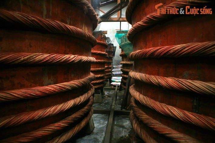 1. Khám phá nhà thùng nước mắm. Nhà thùng nước mắm là tên thường gọi của các cơ sở sản xuất nước mắm truyền thống ở Phú Quốc. Ghé thăm các nhà thùng này, du khách có thể khám phá quy trình tạo thành những giọt nước mắm hảo hạng theo cách thức đã tồn tại hàng trăm năm nay.