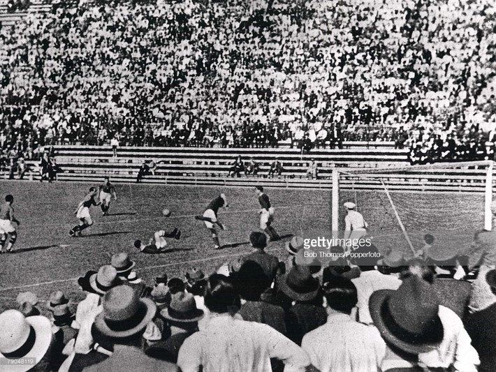 Khung cảnh nhìn từ khán đài trong trận khai mạc World Cup 1934 giữa Italia và Mỹ ngày 27/5 ở Roma. Italia thắng đậm trận này với tỉ số 7/1. Ảnh: Getty.