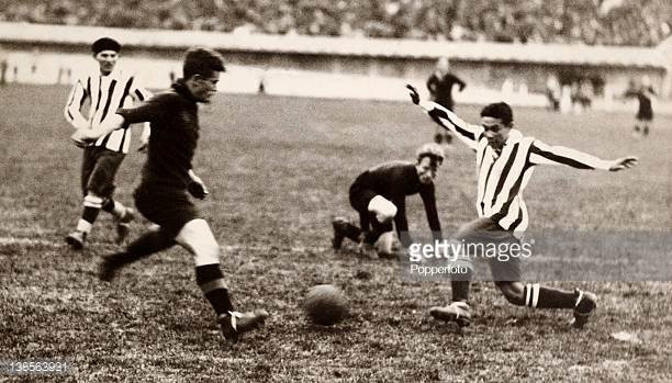 Một pha bóng trong trận giữa Bỉ - Paraguay (áo sọc) tại sân vận động Centenario ngày 20/7/1930. Trận này Paraguay thắng 1-0. Ảnh: Getty.