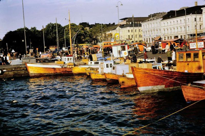 Thuyền đánh cá ở bờ sông trước quảng trường và chợ Helsinki, 1968. Ảnh: Vintag.