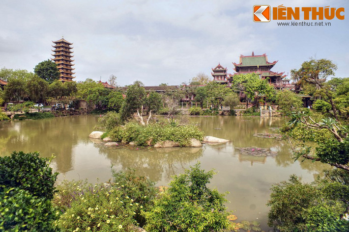 Phía trước chính điện chùa Thiên Hưng có một hồ nước khá rộng, tạo nên một vẻ nên thơ cho toàn bộ cảnh quan ngôi chùa.